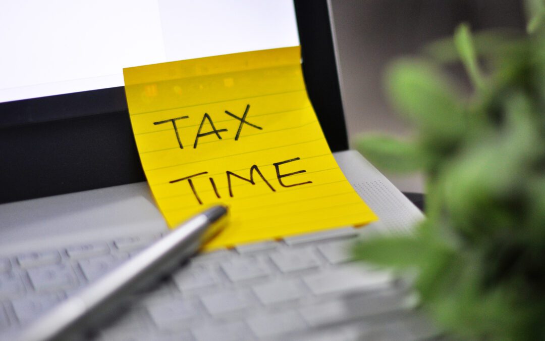 Sticky note on computer saying tax time as a reminder to look for last-minute tax planning tips for 2022